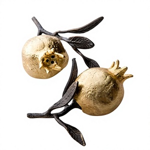 Juego de Salero y Pimentero de Granada Dorada con Diseño de Rama Metálica, Solo Lavar a Mano - Product Image 1