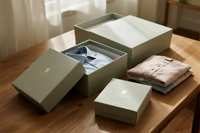 Ensemble de boîtes d'expédition en carton ondulé recyclé pour les entreprises de vêtements en croissance, avec lamination brillante et mate et gaufrage pour les chaussettes