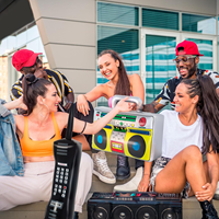 Décorations de fête sur le thème de la musique : téléphone gonflable personnalisé et radio boombox gonflable