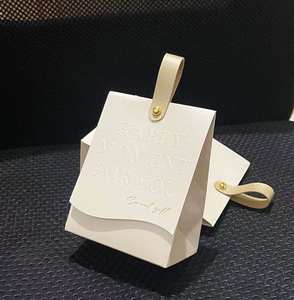 Sáng tạo có thể gập lại nhỏ màu đỏ trắng đứng lên Túi Quà Tặng tam giác sô cô la hộp kẹo cưới có tay cầm - Product Image 4