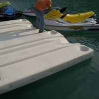 Ponton flottant populaire en PE pour bateaux et jet-skis, capacité de flottabilité de 950 kg et durée de vie de 10 ans, idéal pour les marinas