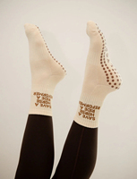 Nouvelles arrivées : Chaussettes de yoga OEM/ODM personnalisées de haute qualité, avec broderie mignonne, chaussettes antidérapantes populaires pour le Pilates, nouveau style, chaussettes ras du cou jacquard à volants
