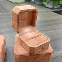 Boîte d'emballage de bijoux durable en velours universel FORTE avec LED orange