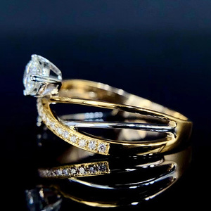 Anello da donna con design geometrico a quattro punte e linee multistrato - Product Image 6