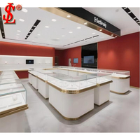 Luxuriöses Rundes Schmuck-Display-Set Gebogene Glasvitrine mit LED-Beleuchtung Milchweiß Einzelhandels-Boutique-Möbel