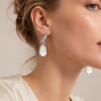Boucles d'oreilles tendance pour femme en laiton plaqué or avec pierres naturelles polygonales et sertissage clos, idéales pour un anniversaire