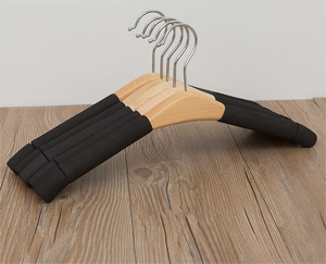 Cintres en <span class=keywords><strong>bois</strong></span> classiques et modernes avec revêtement en caoutchouc <span class=keywords><strong>pour</strong></span> robe <span class=keywords><strong>de</strong></span> mariée, logo personnalisé, cintres <span class=keywords><strong>de</strong></span> présentation à un seul niveau <span class=keywords><strong>pour</strong></span> armoire avec rangement <span class=keywords><strong>pour</strong></span> sacs - Product Image 3