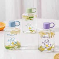 Nieuwe type draagbare transparante platte vierkante glazen fles met cartoonprint, met deksel voor sap, thee en water