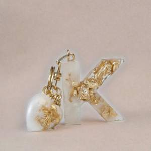 Décapsuleur porte-clés en résine écologique réutilisable avec initiale alphabet et papillon mignon pour sac, sac à dos, voiture - Vente en gros - Product Image 3