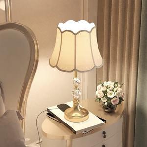 Lámpara de Mesa Moderna Minimalista de Estilo Americano, Cristal de Alta Gama con Acabado Imitación Cobre, Elegante Diseño de Corazón para un Hogar Cálido - Product Image 1