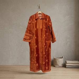Manteau long en velours orange rouille fait main sur mesure avec applique motif floral orange ton sur ton en forme de vigne – Vente en gros - Product Image 1