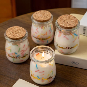 Vela aromática artesanal en recipiente de vidrio estilo caramelo, ideal como recuerdo de fiesta o adorno para el hogar. - Product Image 2