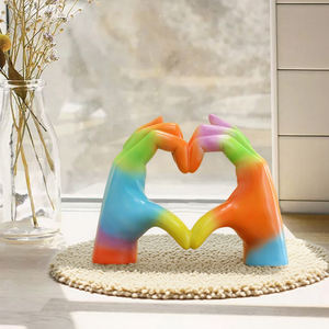 Faible quantité minimale de commande résine arc-en-ciel main Sculpture amour doigt coeur mains Statue cadeau commémoratif pour les familles amis - Product Image 5