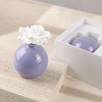 Diffuseur de parfum d'ambiance artisanal en porcelaine et céramique, en forme de fleur, avec pierre d'huile essentielle et bâtonnets en rotin