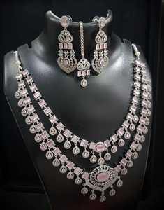 Ensemble de colliers en diamants américains plaqué or Ensemble de bijoux de mariage traditionnels et élégants avec boucles d'oreilles pendantes pour femmes et filles - Product Image 2