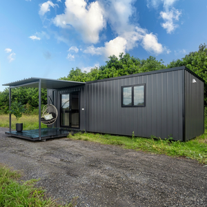 Maison préfabriquée minimaliste moderne avec porte coulissante en verre et terrasse extérieure à balançoire - Product Image 1