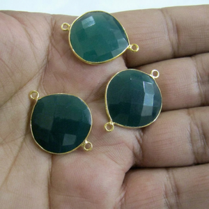 Connecteurs en onyx vert naturel en forme de cœur de 20 mm, breloques à double boucle avec serti briolette - Product Image 1