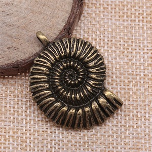 Pendentif en alliage de zinc bronze antique, forme coquille d'ammonite côtelée, 36x27mm, pour bouquet de mariage à la plage - Product Image 2