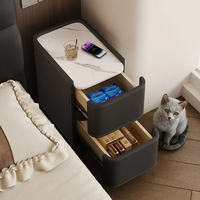 Table de chevet ultra-étroite de luxe léger en bois massif et cuir noir, petite et raffinée, pour espaces très étroits, usage domestique en chambre.