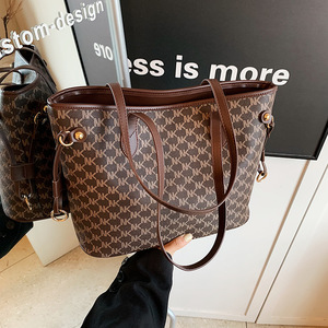 Bolsos de mano informales para mujer, de gran capacidad, de piel sintética, a la moda, con forma de letra - Product Image 3