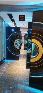 Puerta moderna de acero inoxidable KTV con manija de media luna, superficie acabada de aislamiento acústico iluminado en oro negro, fuertemente insonorizada - Product Image 5