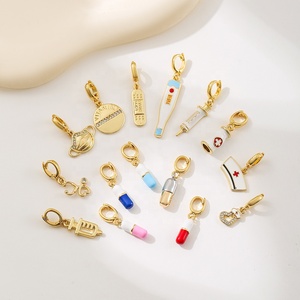 Pendentif Breloque Médicale Plaqué Or 18K avec Micro-Pavé de Zircon, en Laiton, Motifs Seringue, Pilule, Masque, Chapeau d'Infirmière pour Bracelet - Product Image 1