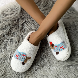 Un par de hombres y mujeres usan bonitas pantuflas antideslizantes y cálidas de animales de dibujos animados en casa - Product Image 4