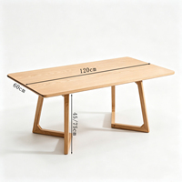 Table basse rectangulaire en bois massif moderne avec pieds creux en forme de V, design durable et profil bas pour salon