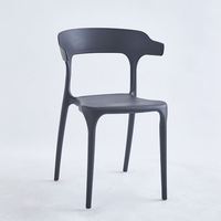 Meubles de salle à manger bon marché empilables chaise en plastique pleine chaise de salle à manger en plastique coloré