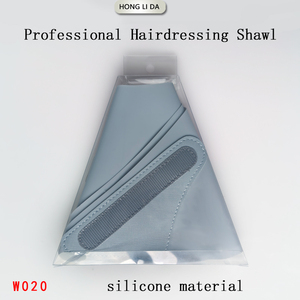Cape <span class=keywords><strong>de</strong></span> coiffure en silicone, antiadhésive, imperméable, antistatique, grise, logo personnalisé. Coussin <span class=keywords><strong>de</strong></span> protection pour les épaules pour la <span class=keywords><strong>coupe</strong></span> <span class=keywords><strong>de</strong></span> <span class=keywords><strong>cheveux</strong></span> professionnelle en salon - Product Image 4