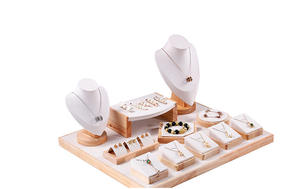 Luxuriöse Modeschmuck-Displays für Geschäfte – Individuelles Set aus Holz-Schmuckständern und Präsentations-Requisiten - Product Image 5