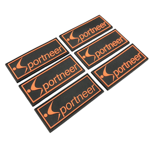 Badge en silicone et PVC 3D personnalisé multicolore avec logo en relief pour vêtements et sacs - Product Image 5