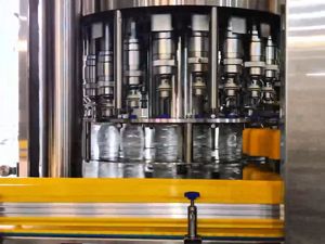 Combi Block Et Machine de soufflage de bouteilles portant la machine de soufflage extensible équipée Machine de boissons contrôlée par PLC - Product Image 2