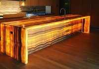 Comptoir de bar lumineux LED commercial de luxe personnalisé en pierre translucide pour boîte de nuit et restaurant