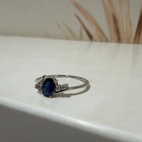 Bague de fiançailles JEWELS BAE en or jaune torsadé avec saphir bleu et accents de diamants, style Art Déco, bague statement unisexe, pierre précieuse