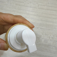 Bouteille en verre moussante pour nettoyant visage bio, avec col en bambou, emballage professionnel pour cosmétiques et soins de la peau, vente en gros usine