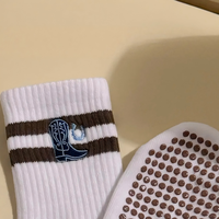 Chaussettes de yoga en coton respirantes antidérapantes marron à motif uni, bordure à volants brodée et pointe convexe, qualité supérieure, en gros