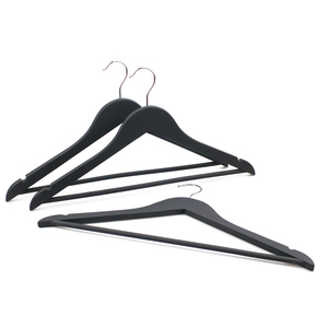 Percha <span class=keywords><strong>de</strong></span> Madera Maciza <span class=keywords><strong>de</strong></span> Alta Gama con Acabado en Pintura <span class=keywords><strong>de</strong></span> Goma Negra Mate, Ecológica y Clásica para Trajes, Camisas, Faldas, Bolsos y Tiendas <span class=keywords><strong>de</strong></span> Ropa - Product Image 2