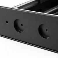 Boîtier en acier noir mat thermolaqué, rails de support en aluminium pliés avec précision, base ventilée pour contrôle industriel