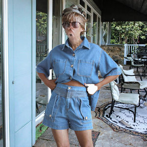 Ensemble 2 pièces en jean délavé vintage de haute qualité pour femme : chemisier élégant à boutons et short décontracté à col rabattu et manches courtes - Product Image 3