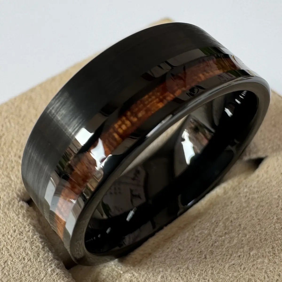 Perhiasan Macho cincin Tungsten 8mm dengan Koa kayu Offset bertatahkan kayu Offset Wanita Pria pita pernikahan