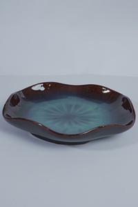 Assiette en porcelaine de style Japandi Agung Keramik, couleur bronze, forme irrégulière unique, hauteur 3cm/4.5cm, vente en gros - Product Image 3