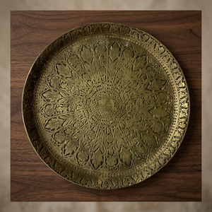 Plato Decorativo Redondo de Metal Hecho a Mano con Patrón de Plantas Grabado, Diseño Oriental - Product Image 5