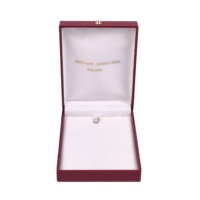 Boîte à bijoux en cuir PU grain crocodile rouge avec logo personnalisé, bouton pression, portable, élégante et moderne, pour emballage de collier et pendentif