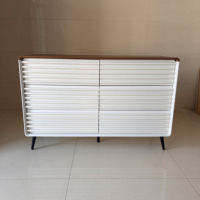 Commode à 6 tiroirs blanche côtelée horizontale avec pieds noirs et plateau en bois – Commode moderne de style mid-century avec glissières en acier durables
