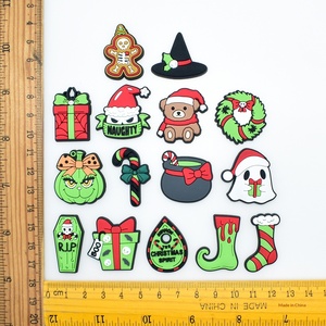 Série de Noël transfrontalière : Boucles décoratives détachables en PVC souple à motifs flocon de neige/fantomme/homme en pain d'épices pour chaussures - Product Image 2