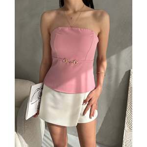 เสื้อครอปท็อปสีชมพูแบบไร้สายรัดไหล่ แต่งหัวเข็มขัดที่เอว เสื้อแฟชั่นผู้หญิง คอเหลี่ยม ผ้าไร้ตะเข็บ เหมาะสำหรับโยคะ ผลิตจากโพลีเอสเตอร์ 100% - Product Image 1