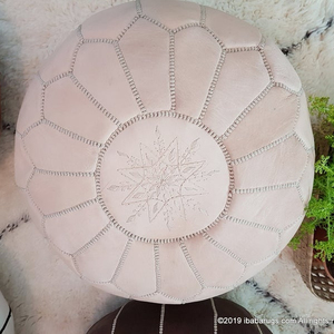 Puf de Cuero Cosido a Mano con Detalles Blancos, Modelo Happiness - Product Image 1