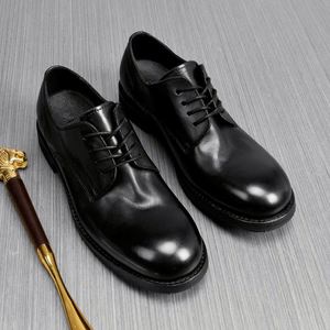 Elegantes Zapatos Casuales de Cuero Hechos a Mano para Hombre, Color Marrón Clásico, Combinación Formal con Detalles Negros, Apariencia Casual - Product Image 1