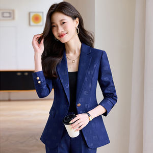 ชุดสูทสองชิ้นสีเขียวสำหรับผู้หญิง ผลิตจากวัสดุพิมพ์คุณภาพสูง ลายเสื้อเบลเซอร์กระดุมเดี่ยวและกางเกงขายาว จากประเทศจีน - Product Image 5